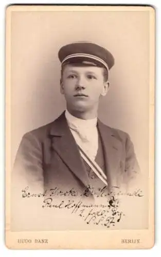 Fotografie Hugo Danz, Berlin, junger Student Ernst Stocke mit Couleur und Schirmmütze, 1897