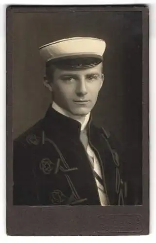 Fotografie unbekannter Fotograf und Ort, Student Röcker im Samtsacko mit Couleur und Schirmmütze, 1919