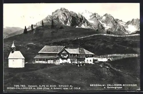 AK Zallinger Schwaige, Berghütte auf der Seiseralm mit Geislergruppe
