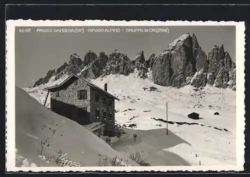 AK Rifugio Alpino /Passo Gardena, Ansicht im Winter