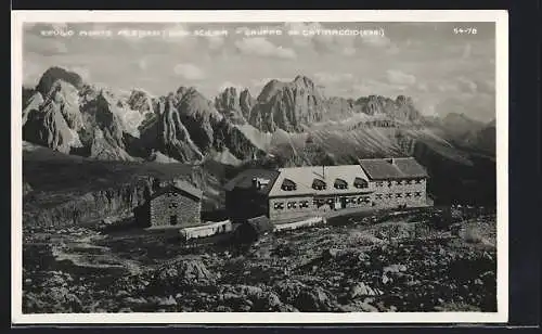 AK Rifugio Monte Pez, Ansicht mit Gipfelpanorama