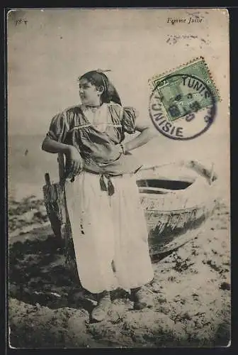AK Tunis, Junge jüdische Frau vor einem Boot