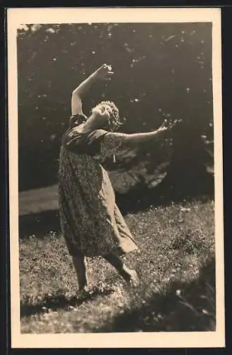 Foto-AK Frau beim Ausdruckstanz auf einer Frühlingswiese