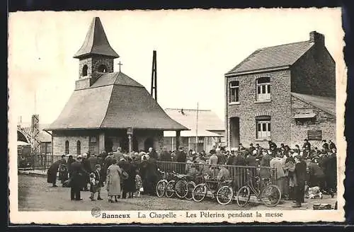 AK Banneux-Notre-Dame, La chapelle, les pèlerins pendant la messe, Fahrräder