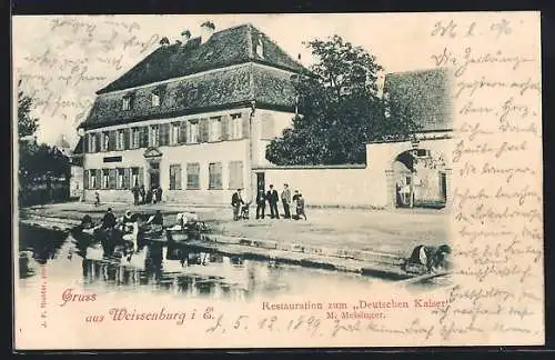 AK Weissenburg i. E., Gasthaus Restauration zum Deutschen Kaiser M. Meisinger, mit Wäscherinnen am Ufer