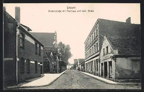 AK Lessen, Kirchenstrasse mit Pfarrhaus und kath. Kirche