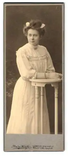 Fotografie Atelier Woelfer, Lübeck, Breitestr. 41, Junge Dame im weissen Kleid