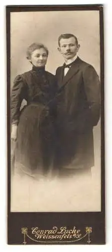 Fotografie Conrad Lucke, Weissenfels a. Saale, Friedrichstr. 4, Ehepaar in zeitgenössischer Kleidung