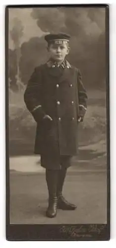 Fotografie Wilhelm Wolf, Wurzen, Kasernenstr. 7, Hübscher Knabe im Mantel mit Schirmmütze