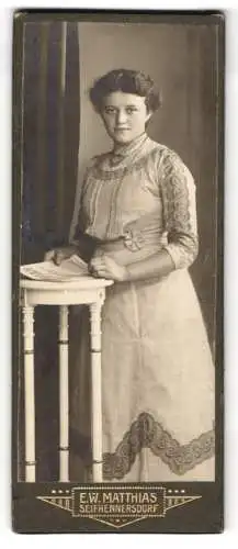 Fotografie E. W. Matthias, Seifhennersdorf, Junge Dame im hübschen Kleid
