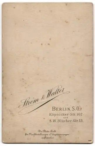 Fotografie Strom & Walter, Berlin, Köpnickerstrasse 102, Herr im Anzug, Damen in Kleidern