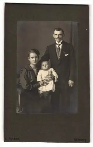 Fotografie E. Hartmann, Wittenburg, Junge Familie mit Baby