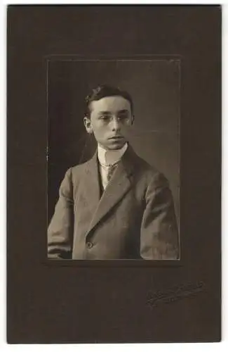 Fotografie Edwin Hermes, Krefeld, Neusserstrasse 61, Junger Herr im Anzug mit Brille