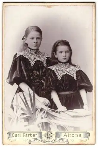 Fotografie Carl Färber, Altona, Schulterblatt 59b, Mädchen in bestickten Kleidern
