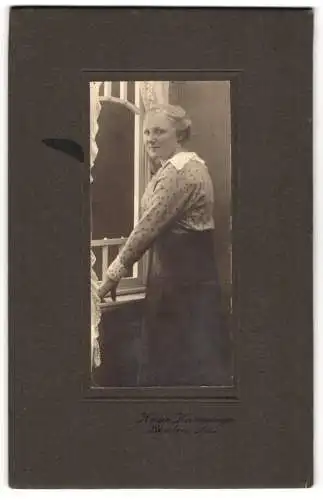 Fotografie Heinr. Krumminga, Lunden /Holst., Junge Dame im Kleid