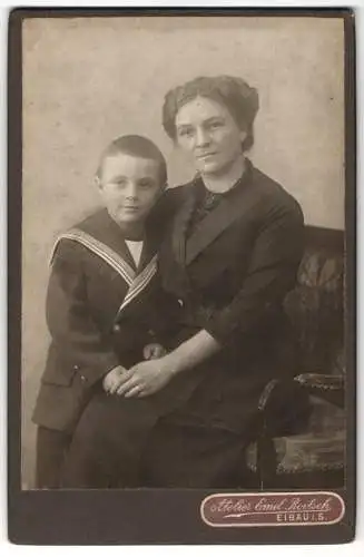 Fotografie Emil Roitsch, Eibau i. S., Mutter mit Knabe im Matrosenanzug