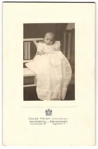 Fotografie Oskar Meyer, Wolfenbüttel, Lange Herzogstrasse 48, Baby im Kleidchen