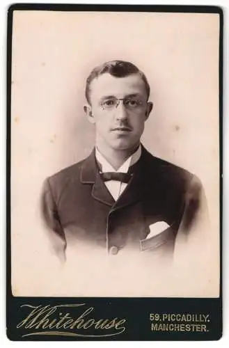 Fotografie Whitehouse, Manchester, 59 Piccadilly, Junger Herr im Anzug mit Brille