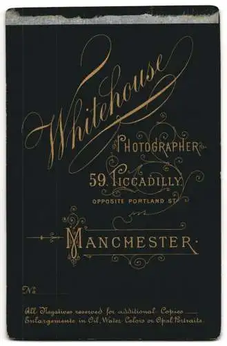 Fotografie Whitehouse, Manchester, 59 Piccadilly, Junger Herr im Anzug mit Brille