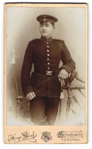 Fotografie Hugo Graf, Schedewitz b. Zwickau, Hauptstr. 71, Artillerist Rgt. 12 mit Schirmmütze u. Bajonett in Uniform