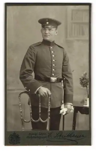 Fotografie E. Scheithauer, Zwickau i. S., Innere Plauensche Str. 20, Lächelnder Soldat Rgt. 133 mit Schirmmütze