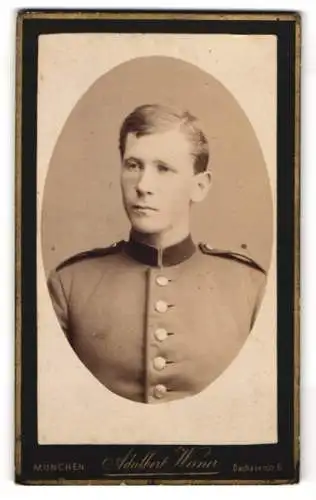 Fotografie Adalbert Werner, München, Dachauerstr. 6, Glattrasierter Soldat mit Scheitel in Uniform
