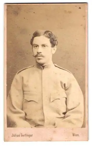 Fotografie Julius Gertinger, Wien, Margarethenstr. 28, K.u.k. Soldat mit Oberlippenbart in Feldgrau-Uniform