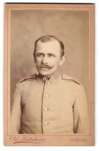 Fotografie Adalbert Kutschera, St. Pölten, Schiefsstadt Promenade, K.u.k. Soldat mit Kragensternen in Uniform