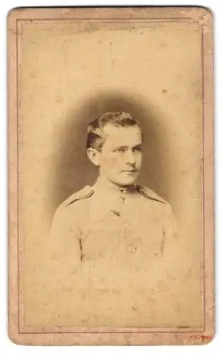 Fotografie Dr. L. Psenner, Wien, Josefstädterstr. 21, Junger K.u.k. Soldat mit Oberlippenbart in Uniform