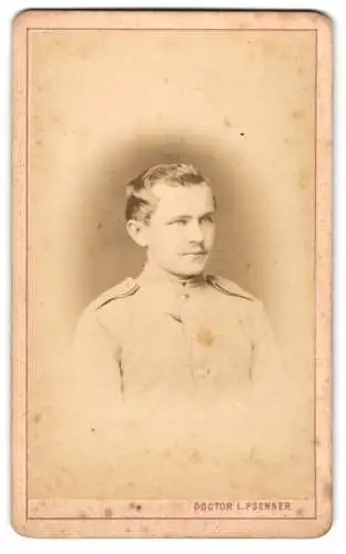 Fotografie Dr. L. Psenner, Wien, Josefstädterstr. 21, Junger K.u.k. Soldat mit gewelltem Haar in Uniform