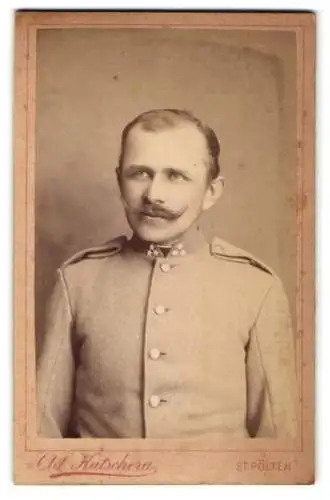 Fotografie Adalbert Kutschera, St. Pölten, Schiefsstadt Promenade, K.u.k. Soldat mit Schnauzbart in Uniform