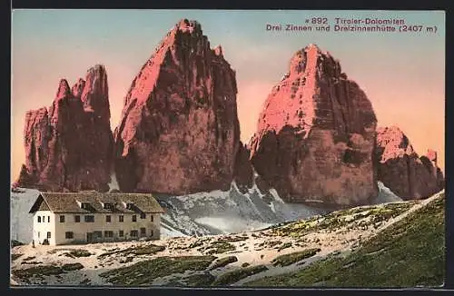 AK Dreizinnenhütte, Tiroler Dolomiten, Aussenansicht der Berghütte mit den Drei Zinnen