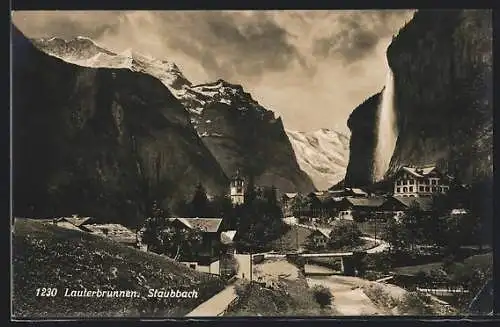 AK Lauterbrunnen, Ortsansicht mit Staubbach-Wasserfall