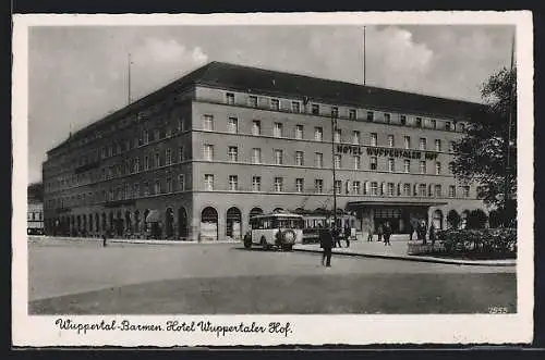 AK Wuppertal-Barmen, Hotel Wuppertaler Hof mit Reisebus