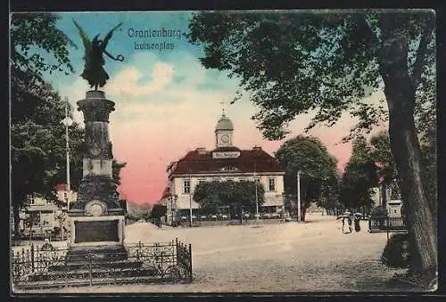 AK Oranienburg, Luisenplatz mit Hotel-Restaurant und Denkmal