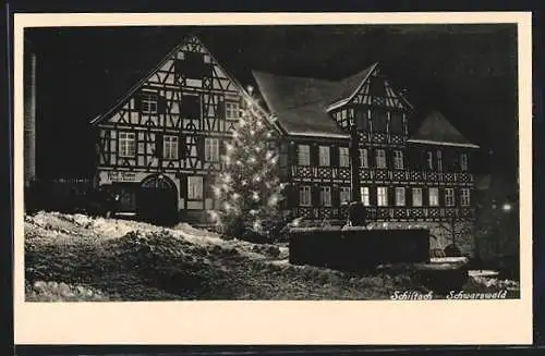 AK Schiltach, illumnierter Marktplatz mit Weihnachtsbaum in einer Winternacht