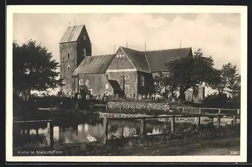 AK Nieblum /Föhr, Ortspartie mit Kirche