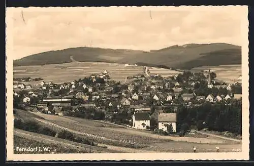 AK Ferndorf i. W., Ortsansicht mit Feldern und Hügeln