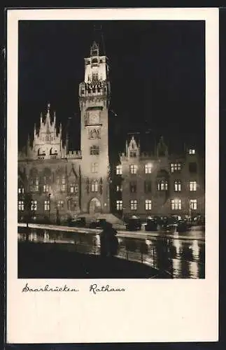 AK Saarbrücken, beleuchtetes Rathaus bei Nacht