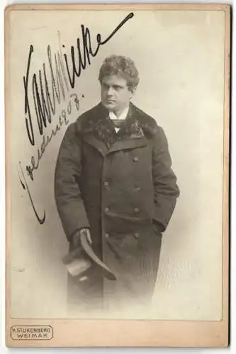 Fotografie H. Stukenberg, Weimar, Schauspieler Paul Wiecke im Wintermantel mit Autograph, 1908