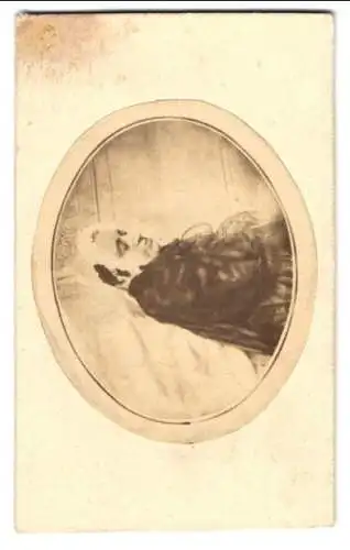 Fotografie unbekannter Fotograf und Ort, älter Dame auf ihrem Sterbebett, Post Mortem