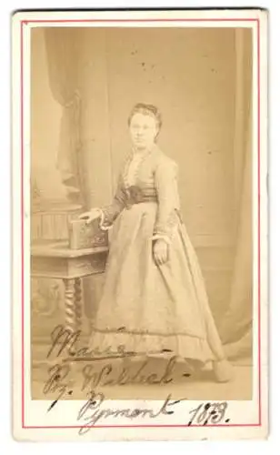 Fotografie unbekannter Fotograf und Ort, Portrait Prinzessin Marie zu Waldeck und Pyrmont, 1873