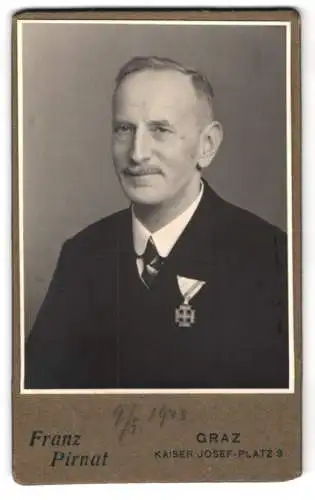 Fotografie Franz Pirnat. Graz, Portrait Dr. Ludwig Welisch im Anzug mit Turnerorden an der Brust, 1948