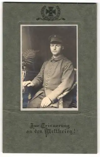 Fotografie unbekannter Fotograf und Ort, Soldat in Feldgrau Uniform, 1916, Rückseite beschrieben aus Russland