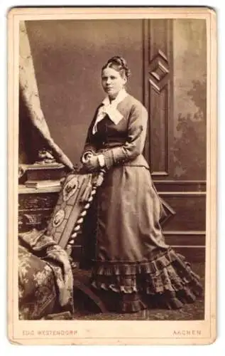 Fotografie Eug. Westendorp, Aachen, junge Frau im Kleid mit Gründerzeitmöbeln
