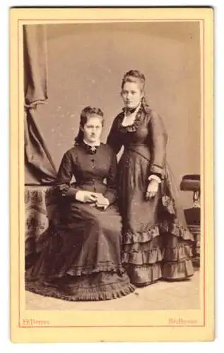 Fotografie Fr. Berrer, Heilbronn, zwei junge Damen in dunklen Kleidern mit hochgesteckten Haaren