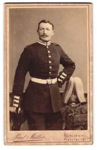 Fotografie Paul Müller, Berlin, junger Soldat in Gardeuniform mit Pickelhaube Rosshaarbusch