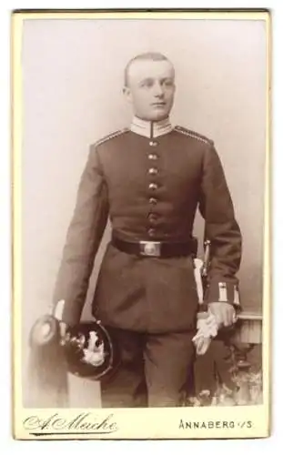 Fotografie A. Meiche, Annaberg i. S., Einjährig-Freiwilliger Soldat Zeidle in Gardeuniform mit Pickelhaube, 1895