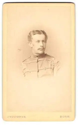 Fotografie J. Westhoven, Bonn, Einjährig-Freiwilliger Husar in Uniform, 1874