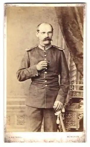 Fotografie H. Mathaus, München, Soldat in Uniform mit Epauletten und Säbel
